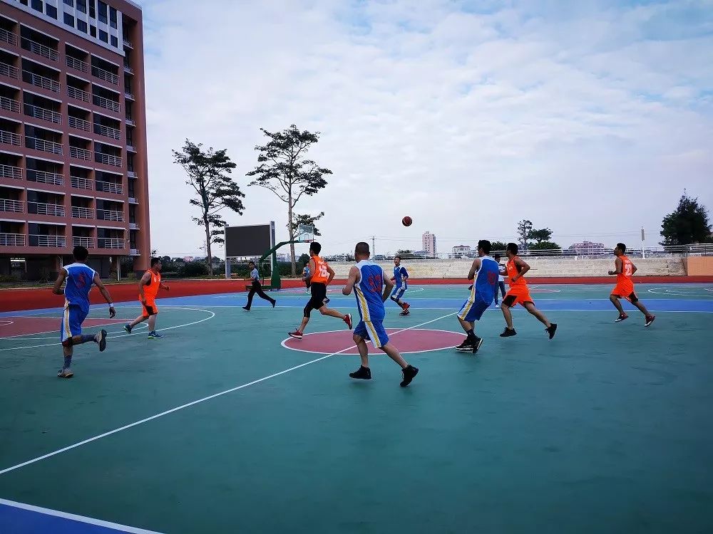 “迎十一、庆国庆”篮球友谊赛，金强建材逆风翻盘！