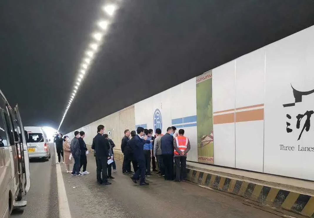 王宁书记一行莅临金鸡山隧道品质提升项目调研、指导