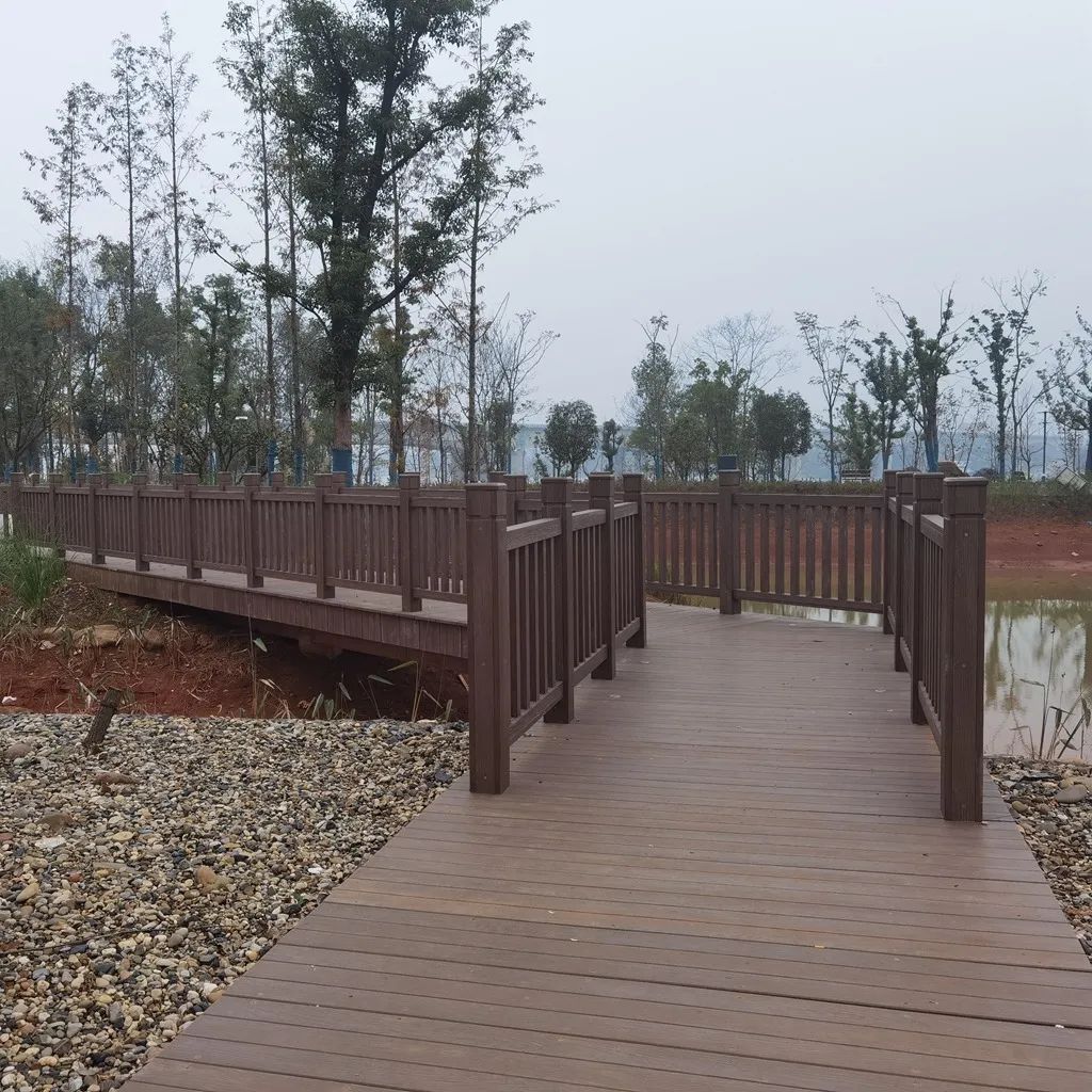 金强TKK栈道板打造沿江“胡桃木”栈道，自然气息十足！