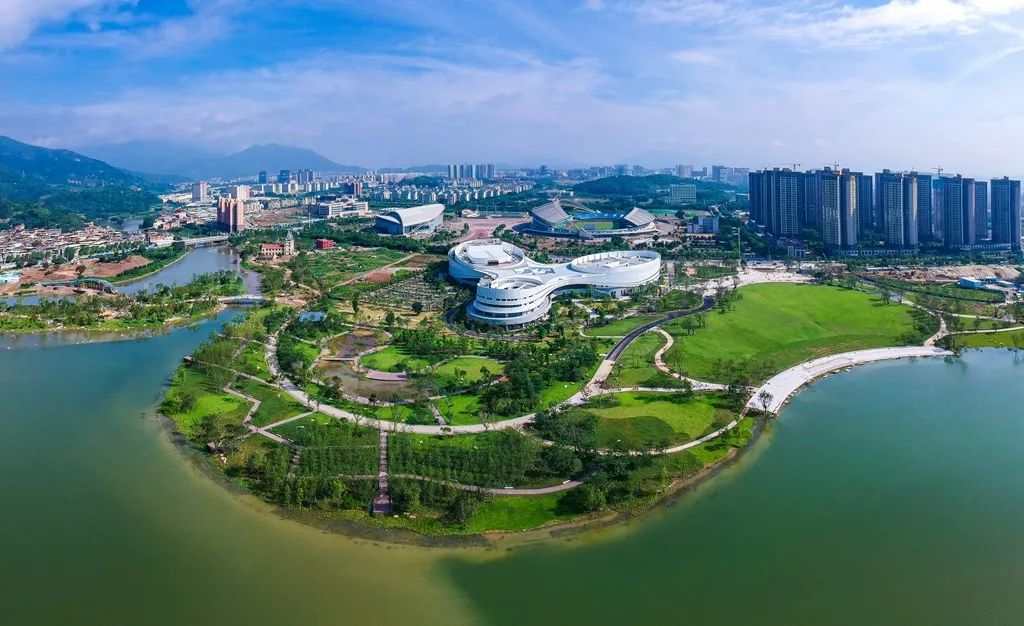 金强TKK栈道板“打卡”福州地区大学新校区旗山湖公园