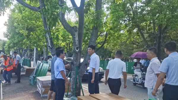 福建农林大学副校长亲临金强TKK栈道板施工现场视察